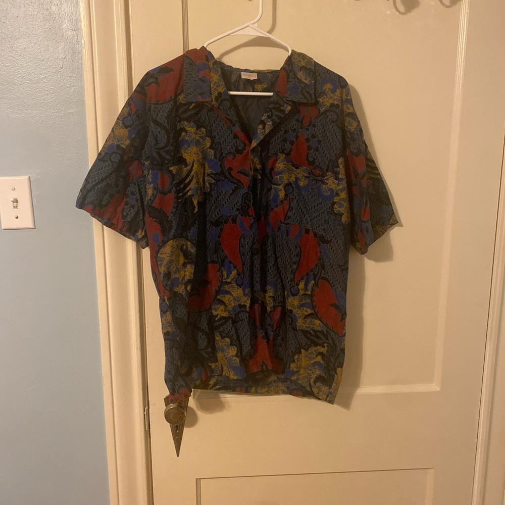 Intimo Short-Sleeve Button-Up Top in Navy, Red & Gold Print
